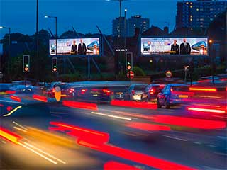 Dois painéis de LED por Outdoor Plus em Londres no Henlys Corner