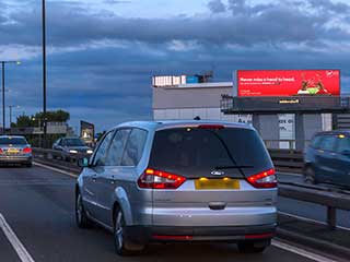 Painel de LED por Outdoor Plus em Londres, Gateway de M4