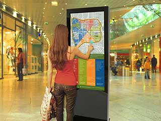 Kiosque numérique interactif dans le centre commercial