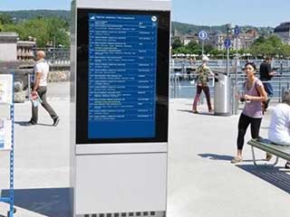 Quiosco digital exterior del brillo alto en el lago Zurich