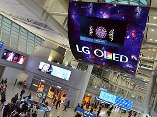 La pantalla OLED más grande del mundo del LG en el aeropuerto de Incheon del Sur Corea