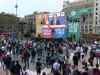 LED экран на митинге протеста в Барселоне