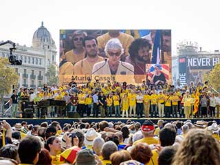 LED экран на митинге протеста в Барселоне