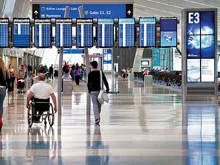 Telas informativas do NEC no aeroporto de McCarran