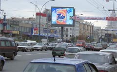 Deux jumeaux, grands écrans électroniques pour publicité de plein air installée à Moscou. Ils sont placés comme un livre ouvert pour couvrir des courants de la circulation dans les deux directions.