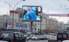 Deux jumeaux, grands écrans électroniques pour publicité de plein air installée à Moscou. Ils sont placés comme un livre ouvert pour couvrir des courants de la circulation dans les deux directions.