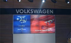 Bien positionnée écran de projection sur le stand de Volkswagen