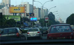Ecran électronique à la route dans San Paolo (Brésil)