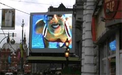 Les grands truecolor men�s �lectroniques de plein air masquent l'exposition du signe pour publicit� de plein air au b�timent de " H�tel Intourist ". Dimension d'image 7.2x9.6meters. Il a �t� install� de 2002 au d�but. 