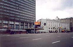 Le premier en Russie exposition du signe de l'écran électronique de plein air pour publicité de plein air de "White Way" Compagnie (USA). Il a été installé au "Intourist" Hôtel à Moscou en 1992.
