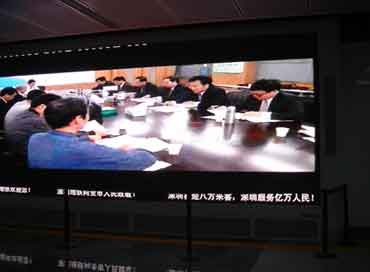 Shenzhen: Informational LED displays in the metro
