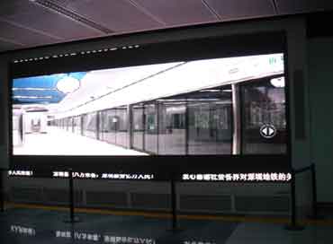 Shenzhen: Informational LED displays in the metro