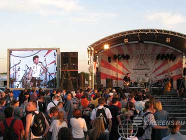 Rental screen set up outdoor during a rock festival