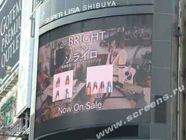 The corners of small Tokyo streets are ideal for installing curved LED screens
