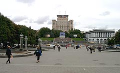 Sehen Sie von Maidan Nezalezhnosti auf dem großen voll-Farbstoff Leuchtdiodenanzeige Bildschirm Zeichen an