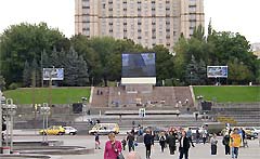 Sehen Sie von Maidan Nezalezhnosti auf dem großen voll-Farbstoff LED Bildschirm Zeichen an