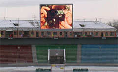 Grand fullcolor exposition du signe de l'écran vidéo électronique fabriquée par "ATV Systems&quot De plein air; dans Krasnoyarsk à "Yenisey" stade.