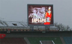 Große elektronische Bildschirm-Zeichen-Auslage bei Yenisey Stadion in Krasnoyarsk