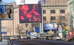 Foto großen draußenen elektronischen fullcolor Bildschirm Auslage Zeichens bei Leningradsky prospekt in Moskau, nahe Flughafen-metro-Station. Lebende Video-Übersetzung.