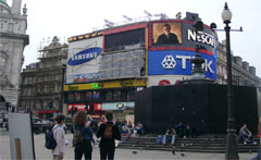 Grand écran électronique à Londres au Cirque Piccadilly