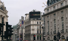Grand signe de l'écran de visualisation électronique à Londres sur l'échantillon d'Oxendon et rues de Coventry