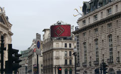 Grand affichage sur écran du signe électronique à Londres sur l'échantillon d'Oxendon et rues de Coventry
