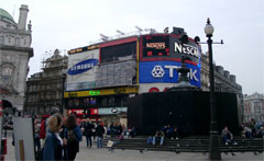 Grand écran électronique à Londres au Cirque Piccadilly
