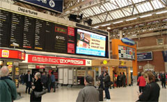 Écran électronique à la Victoria gare à Londres