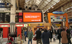 Affichage sur écran du signe électronique à la Victoria gare à Londres
