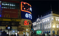 Grand écran de visualisation du signe électronique à Londres au Cirque Piccadilly