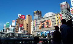 N&eacute;on qui fait de la publicit&eacute; &agrave; Tokyo