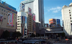N&eacute;on qui fait de la publicit&eacute; &agrave; Tokyo