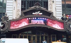 Affichage sur écran du signe de la bannière électronique dans Broadway