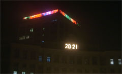 Foto von Banner elektronischer Bildschirm beim höchsten bulding in Norilsk