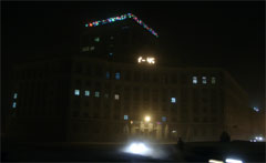 Foto von fullcolor elektronischer Banner-Bildschirm beim höchsten bulding in Norilsk