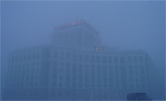 Foto elektronischen Banner-truecolor-Bildschirmes beim höchsten bulding in Norilsk