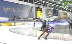 Foto des großen elektronischen Bildschirmes (6x8 Meter) beim Eis-Zentrum während der Salz-See-Stadt Olympiad in 2002.