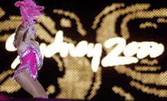Kylie Minogue chante Abba ' Danser Queen' devant grand affichage sur écran électronique