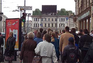 Großer elektronischer Lampe-Bildschirm nahe Moskau Gleis Station