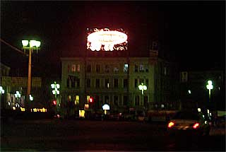 Großer elektronischer Lampe-Bildschirm nahe Moskau Gleis Station