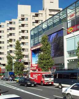 Großer elektronischer Bildschirm bei Harajuku